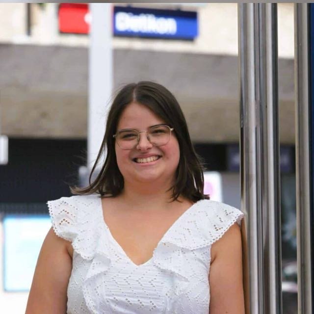 Lea Sonderegger vor dem Bahnhof Dietikon