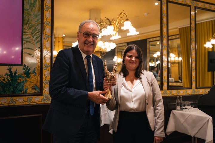 Lea Sonderegger mit Bundesrat Guy Parmelin am Liberal Award 2024