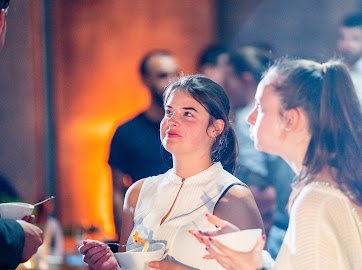 Lea Sonderegger an einem Event zur Renteninitiative